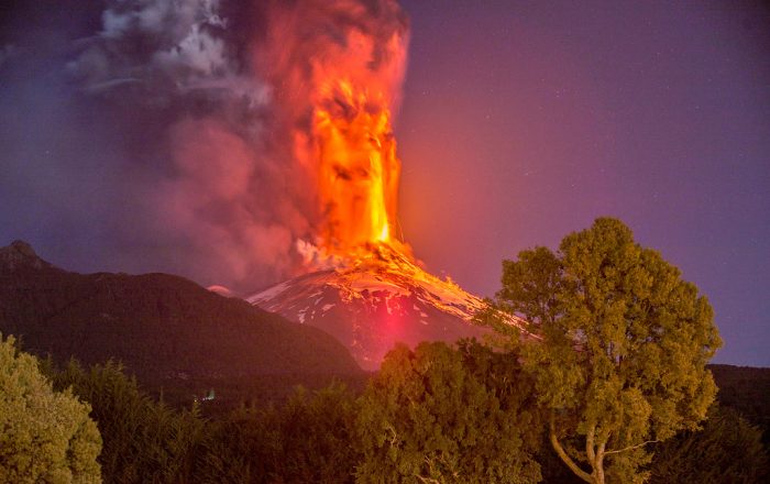 Fotos: el Villarrica entra en erupción y obliga a masiva evacuación durante la madrugada