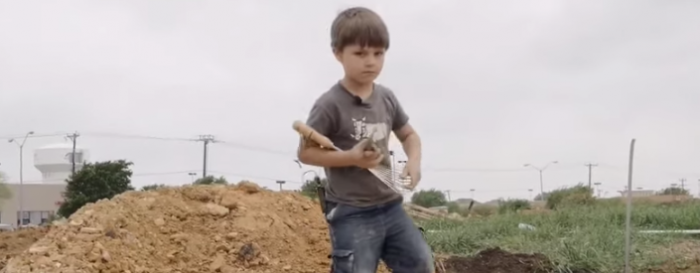 Video: Niño de 5 años descubre un fósil de dinosaurio