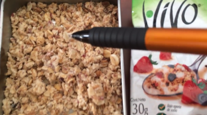 Video: Hombre compra granola y se encuentra con desagradable sorpresa dentro del envase