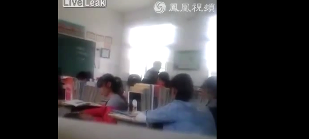 Video: Indignación por violencia de un maestro a su alumna en China