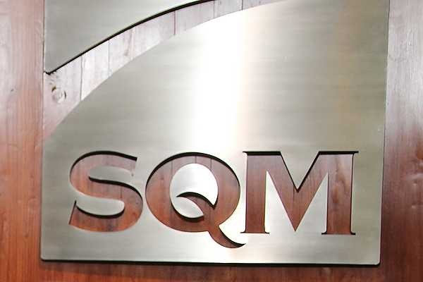 La generosidad de SQM ahora se expande a los abogados La generosidad de SQM ahora se expande a los abogados