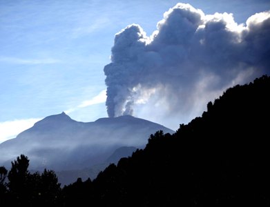 Volcán Calbuco sigue inestable y en alerta roja, según autoridades