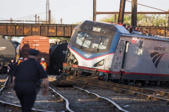 Al menos cinco muertos y 65 heridos al descarrilar un tren en Filadelfia 