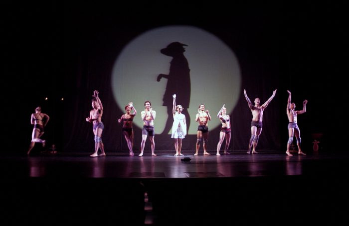 La magia de las sombras de Shadowland, el montaje inspirado en el fascinante mundo de «Alicia en el país de las maravillas» La magia de las sombras de Shadowland, el montaje inspirado en el fascinante mundo de «Alicia en el país de las maravillas»