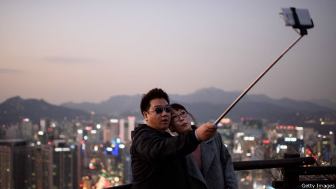 ¿Por qué Disney prohibió en todos sus parques los «selfie sticks»? ¿Por qué Disney prohibió en todos sus parques los
