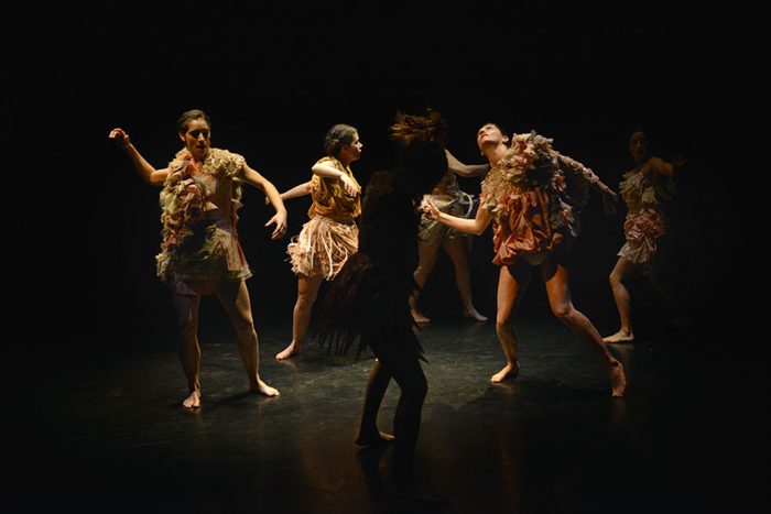 “7 Ecos”, una obra multidisciplinar contemporánea que vincula danza, teatro y canto “7 Ecos”, una obra multidisciplinar contemporánea que vincula danza, teatro y canto