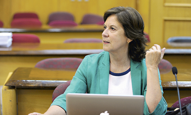 Mariana Aylwin marca distancia de la DC: «Una nueva Constitución me parece típico del realismo mágico latinoamericano» Mariana Aylwin marca distancia de la DC: