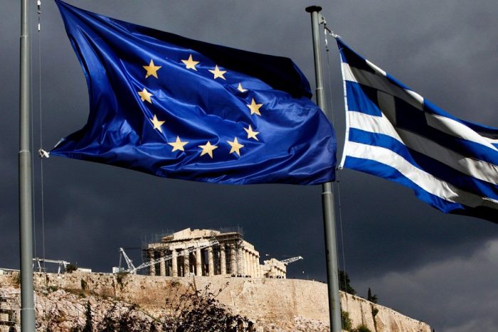 Grecia toca las fibras más sensibles de Europa en medio de argumentos económicos a favor de su salida