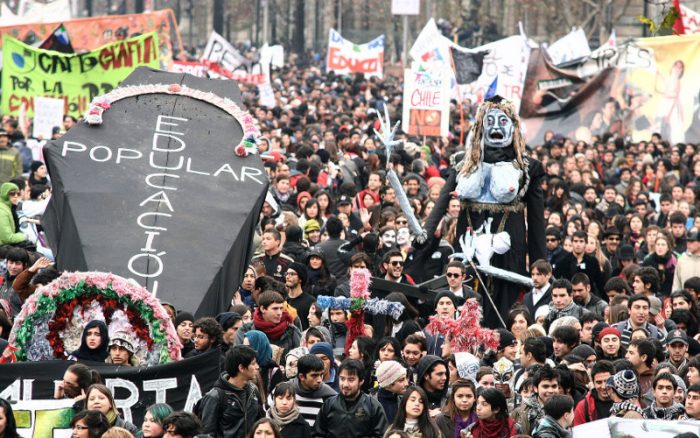 ¿Qué pasó el 2011?: el derrumbe de la legitimidad de la élite ¿Qué pasó el 2011?: el derrumbe de la legitimidad de la élite