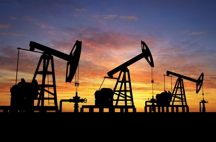 La caída de la producción impulsa al petróleo hasta los US$50 el barril La caída de la producción impulsa al petróleo hasta los US$50 el barril