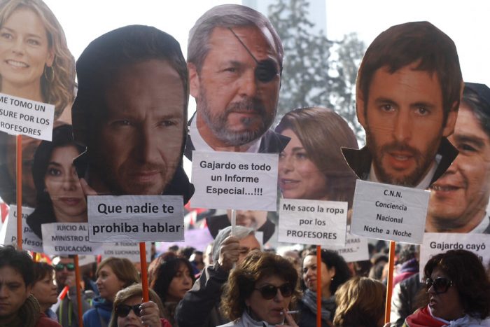 Profesores visibilizan sus demandas con carteles de rostros de TV en nueva Marcha por la Educación