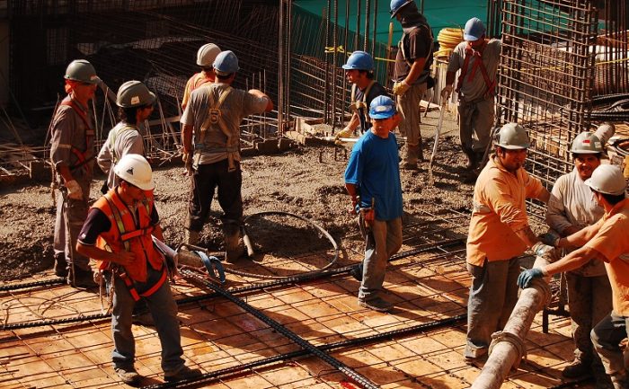 Tras nueve meses consecutivos de contracción, actividad en construcción registró un alza de 1,3% en abril Tras nueve meses consecutivos de contracción, actividad en construcción registró un alza de 1,3% en abril