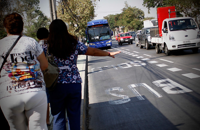 Pugna entre ministerios mantiene detenido el proyecto de bus de Transantiago hasta el aeropuerto