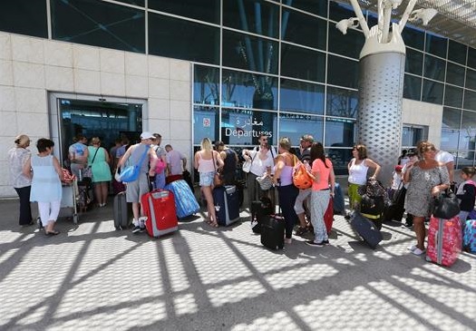Miles de turistas abandonan Túnez, que se prepara para una larga crisis Miles de turistas abandonan Túnez, que se prepara para una larga crisis