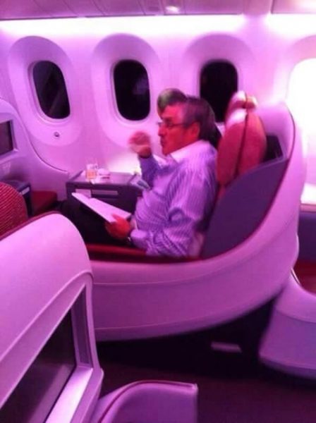Molestia en redes sociales por foto de Jorge Pizarro viajando a España en primera clase Molestia en redes sociales por foto de Jorge Pizarro viajando a España en primera clase