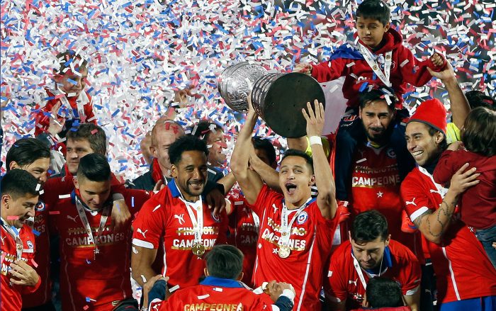 Mercado celebra a CCU: Copa América y otoño más caluroso en 150 años tiene a papeles liderando el IPSA con alza de 30% Mercado celebra a CCU: Copa América y otoño más caluroso en 150 años tiene a papeles liderando el IPSA con alza de 30%