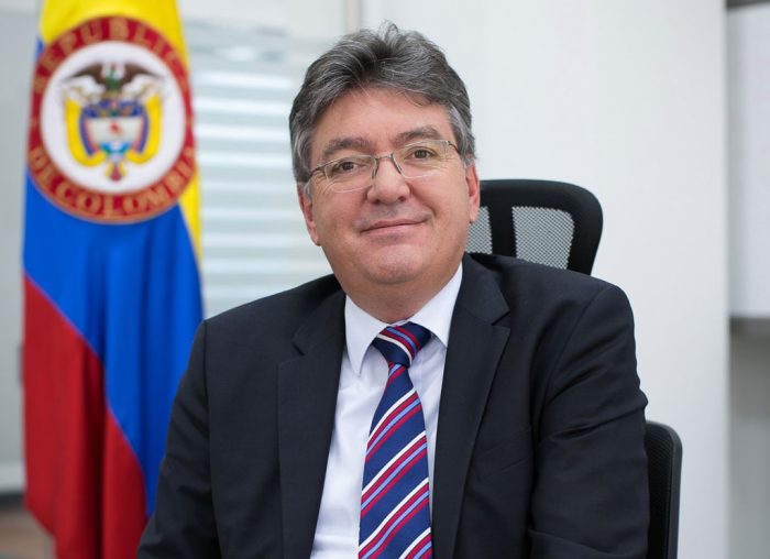 Ministro de Hacienda colombiano dice que el peso en el menor nivel en once años es algo bueno para la economía Ministro de Hacienda colombiano dice que el peso en el menor nivel en once años es algo bueno para la economía