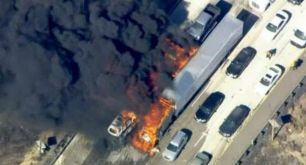 Incendio forestal alcanza una autopista en EE.UU. y quema una docena de vehículos Incendio forestal alcanza una autopista en EE.UU. y quema una docena de vehículos
