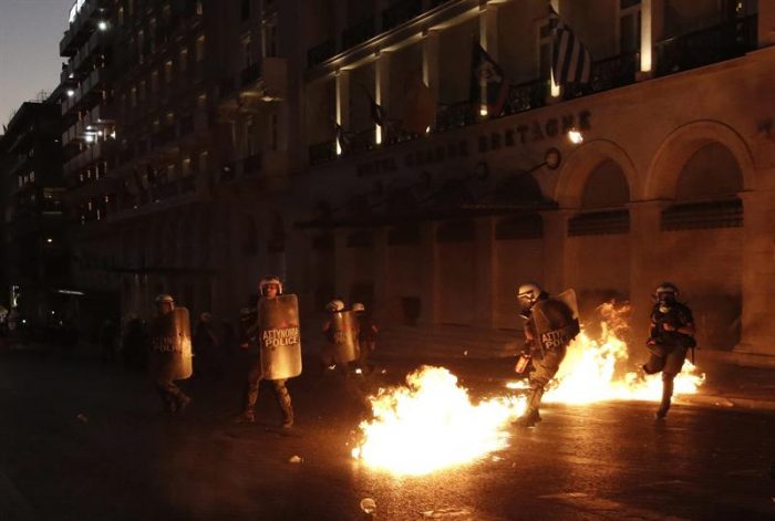 Crisis griega: miles de personas se manifiestan en Atenas contra la aprobación de reformas Crisis griega: miles de personas se manifiestan en Atenas contra la aprobación de reformas