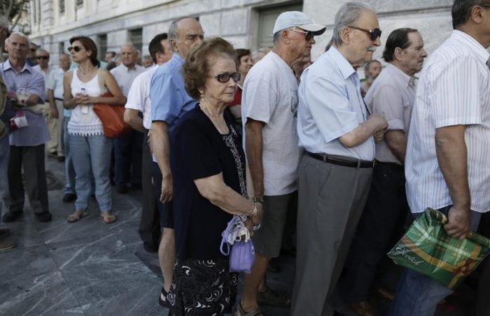 Reabren los bancos en Grecia pero se mantienen los controles de capital Reabren los bancos en Grecia pero se mantienen los controles de capital