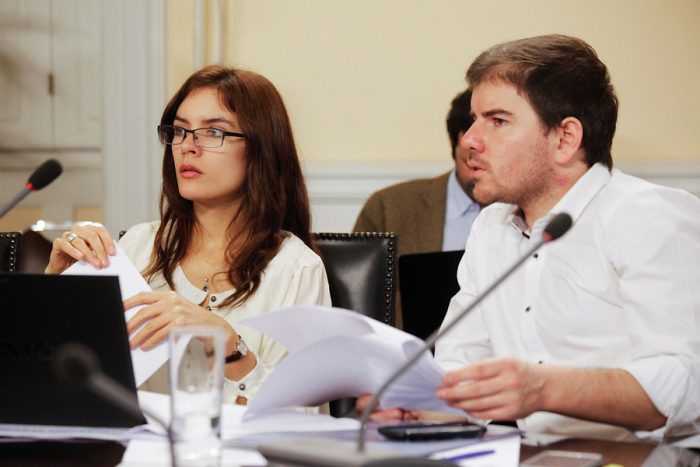 Giorgio Jackson y Camila Vallejo devuelven el dinero de los viáticos que recibieron mientras estaban en Finlandia Giorgio Jackson y Camila Vallejo devuelven el dinero de los viáticos que recibieron mientras estaban en Finlandia