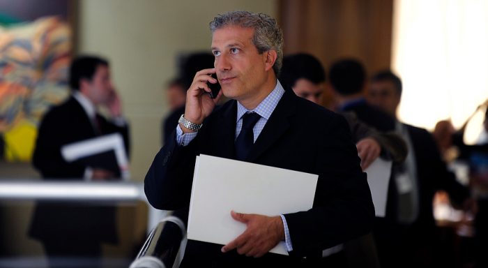 Un crack. Diputado DC cuestiona rebaja de la dieta parlamentaria: “Cuando un futbolista gana 100 millones, nadie se ruboriza” Un crack. Diputado DC cuestiona rebaja de la dieta parlamentaria: