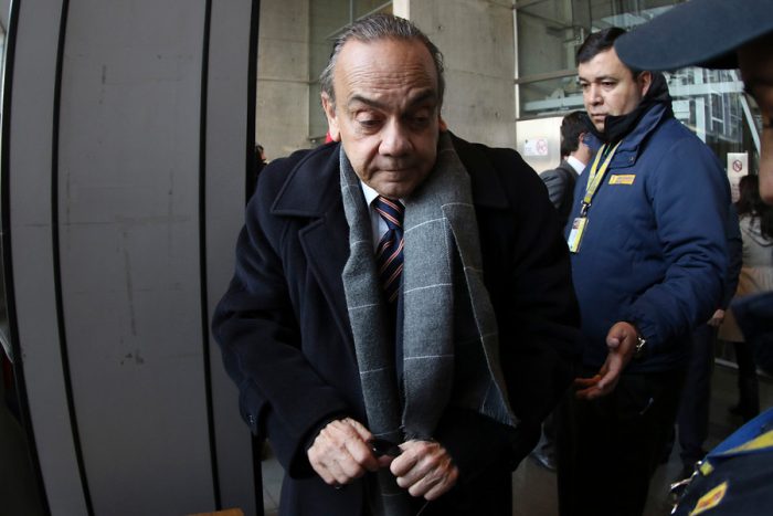 Tribunal suspende arresto domiciliario de Bravo por exámenes médicos y revisan cautelares de Tocornal Tribunal suspende arresto domiciliario de Bravo por exámenes médicos y revisan cautelares de Tocornal