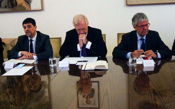 Carrera Docente se transforma en test de poder del comité político de La Moneda en la antesala de cónclave oficialista Carrera Docente se transforma en test de poder del comité político de La Moneda en la antesala de cónclave oficialista