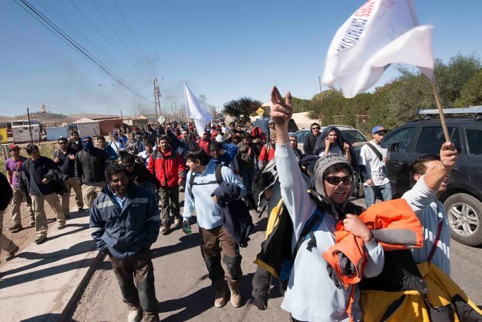 Contratistas de Codelco paralizan labores y exigen negociar Contratistas de Codelco paralizan labores y exigen negociar