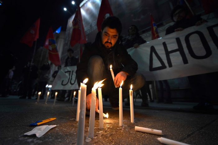Cientos de personas se reúnen en Plaza Italia para velatón en homenaje a Nelson Quichillao Cientos de personas se reúnen en Plaza Italia para velatón en homenaje a Nelson Quichillao
