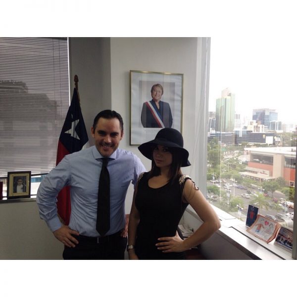 Cantante Azzu se reúne con cónsul en Ecuador y embajador en Panamá logrando acuerdos bilaterales para difusión de la música chilena en esos países Cantante Azzu se reúne con cónsul en Ecuador y embajador en Panamá logrando acuerdos bilaterales para difusión de la música chilena en esos países