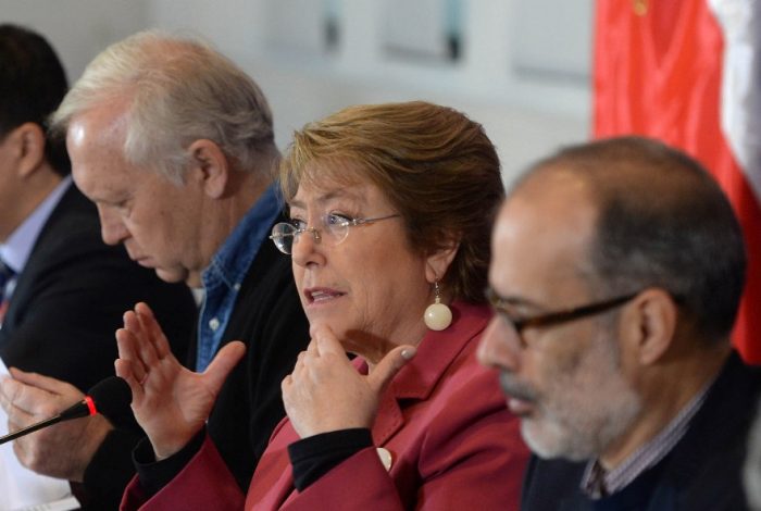 Bachelet asume que no se podrá cumplir con todo el programa y pide a su gabinete “concentrarse en lo esencial” Bachelet asume que no se podrá cumplir con todo el programa y pide a su gabinete