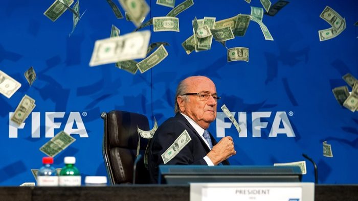 La FIFA se querella contra el humorista que lanzó billetes a Blatter La FIFA se querella contra el humorista que lanzó billetes a Blatter