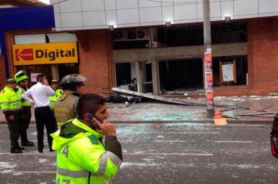 Al menos 5 heridos y graves daños en dos explosiones de artefactos en Bogotá Al menos 5 heridos y graves daños en dos explosiones de artefactos en Bogotá