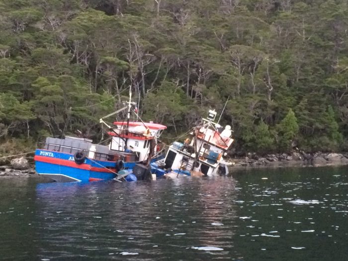 Armada rescata a siete tripulantes de lanchas pesqueras que chocaron de frente en Magallanes Armada rescata a siete tripulantes de lanchas pesqueras que chocaron de frente en Magallanes
