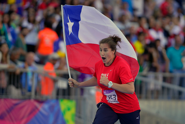 Atleta Karen Gallardo a Bachelet: “Apagar este incendio con el fútbol le ha resultado bastante bien” Atleta Karen Gallardo a Bachelet: