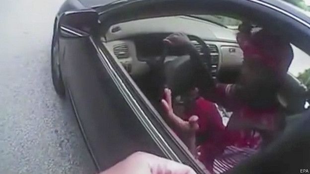 La cámara que evitó la impunidad por la muerte de un hombre negro a manos de un policía en EE.UU. La cámara que evitó la impunidad por la muerte de un hombre negro a manos de un policía en EE.UU.