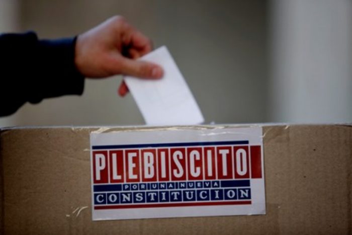 Parlamentarios socialistas proponen que en 2016 se haga un plebiscito para definir mecanismo de nueva Constitución Parlamentarios socialistas proponen que en 2016 se haga un plebiscito para definir mecanismo de nueva Constitución