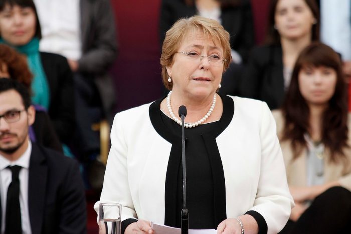 Bachelet pide a quienes tengan información de casos de DD.HH. “que sigan el ejemplo del conscripto Fernando Guzmán” Bachelet pide a quienes tengan información de casos de DD.HH.