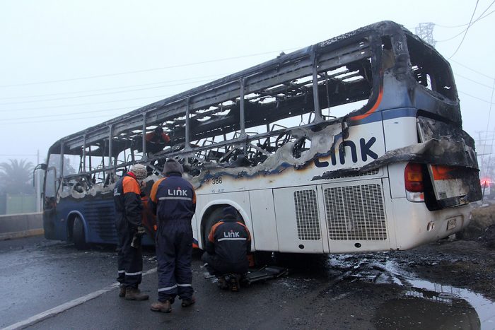 Contratistas de El Teniente bloquean la Ruta 5 Sur y queman dos buses Contratistas de El Teniente bloquean la Ruta 5 Sur y queman dos buses