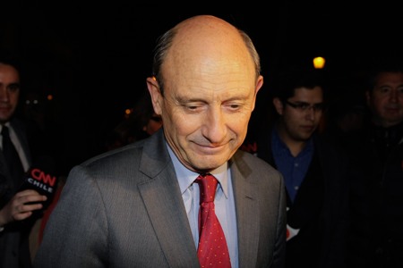 Cheyre niega acusaciones por violaciones a los DD.HH. y acusa agresión a su salida del tribunal Cheyre niega acusaciones por violaciones a los DD.HH. y acusa agresión a su salida del tribunal