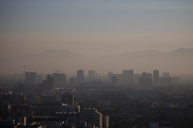 95% de las personas cree que el aire de Santiago, Rancagua y Temuco es muy sucio