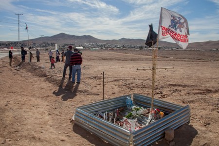 Familiares de trabajador subcontratista de Codelco retiran cuerpo desde el SML Familiares de trabajador subcontratista de Codelco retiran cuerpo desde el SML