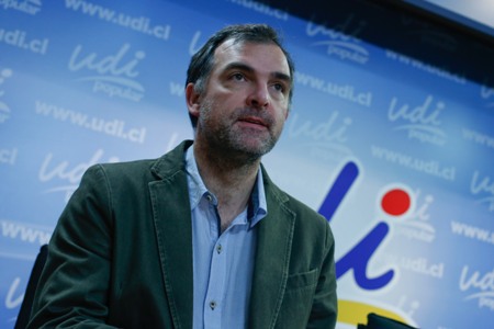 Diputado Silva llama al PC a marchar en defensa de carabineros Diputado Silva llama al PC a marchar en defensa de carabineros