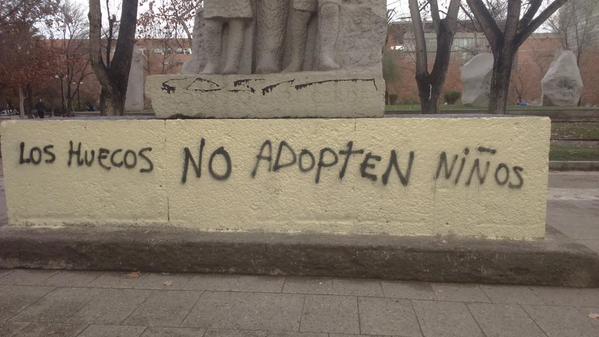 «Que los huecos no adopten niños”, los rayados homófobos en esculturas del Parque Almagro «Que los huecos no adopten niños”, los rayados homófobos en esculturas del Parque Almagro