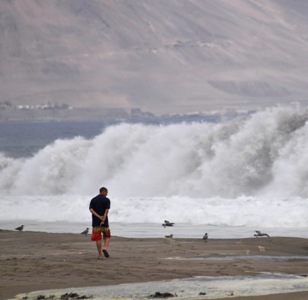 Armada de Chile alerta ante fuertes marejadas que afectarán las costas de la zona central Armada de Chile alerta ante fuertes marejadas que afectarán las costas de la zona central