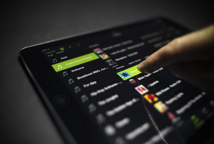 Músicas Online: El negociado de las empresas y la internacionalización de los artistas Músicas Online: El negociado de las empresas y la internacionalización de los artistas