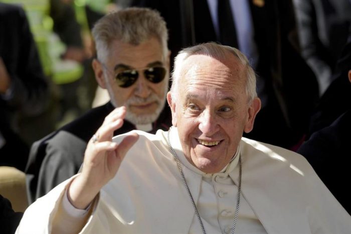 Papa Francisco detiene papamóvil para saludar a presas de cárcel de Asunción Papa Francisco detiene papamóvil para saludar a presas de cárcel de Asunción