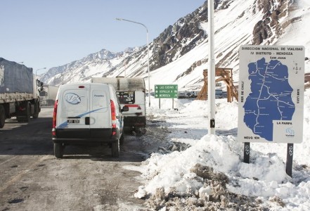 Cientos de camiones bloqueados por la nieve en paso chileno Los Libertadores