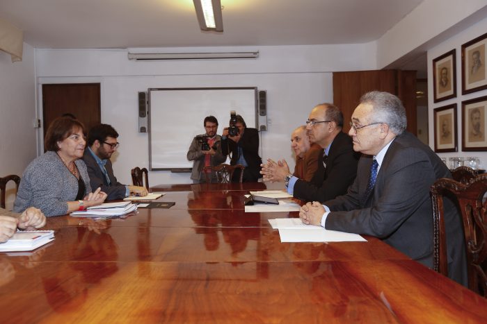 Universidades privadas piden al Mineduc bajar al 40% el inicio de la gratuidad pero que se aplique a todas las instituciones acreditadas Universidades privadas piden al Mineduc bajar al 40% el inicio de la gratuidad pero que se aplique a todas las instituciones acreditadas